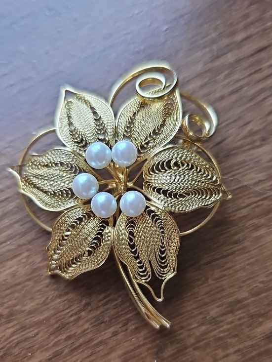 None Jewelry - EUC Mid Century Modern Gold Filigree Flower Brooch with Pearl Accents 2 1/2"